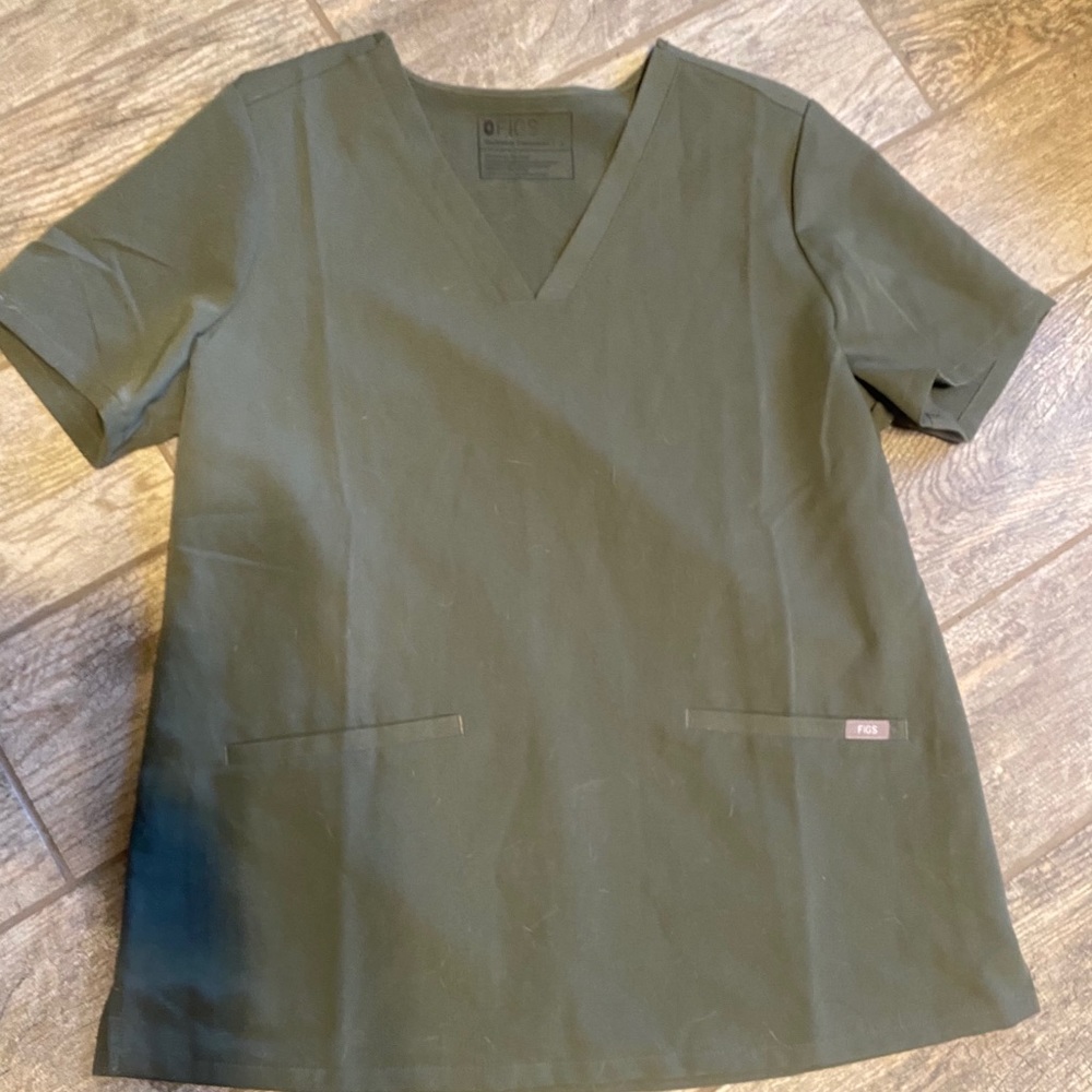 MOSS figs 3 pocket scrub top